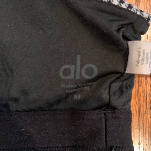 Alo Yoga Micro Houndstooth Bra | Gray Black | Medium - Picture 8 of 8